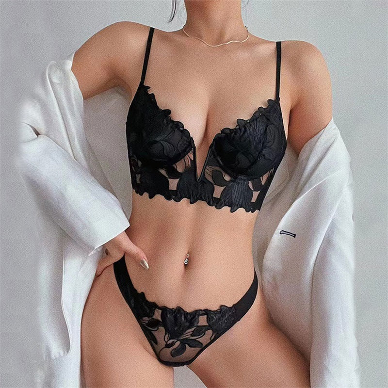 Women's Fashionable V-shaped Bra And Shorts Set