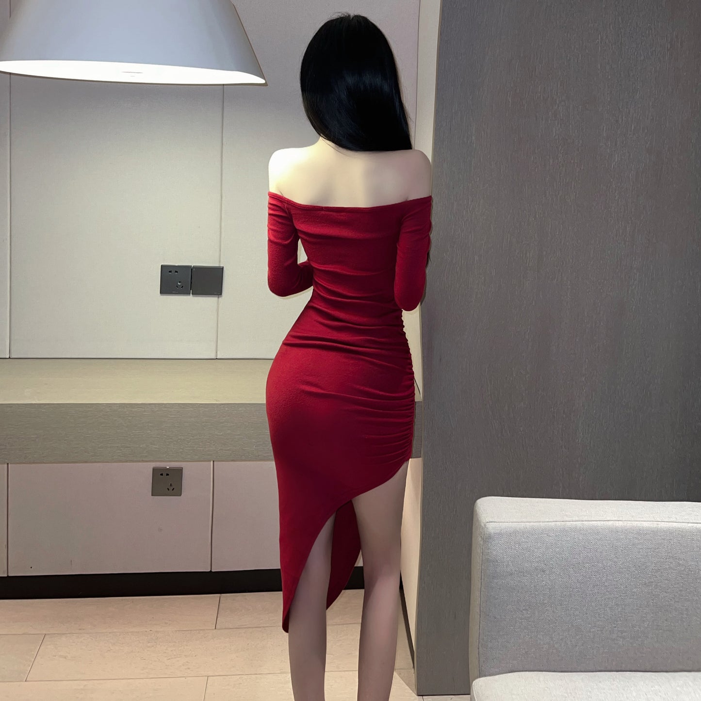 Waist-hugging Pleated Tight-fitting Mid-length Dress