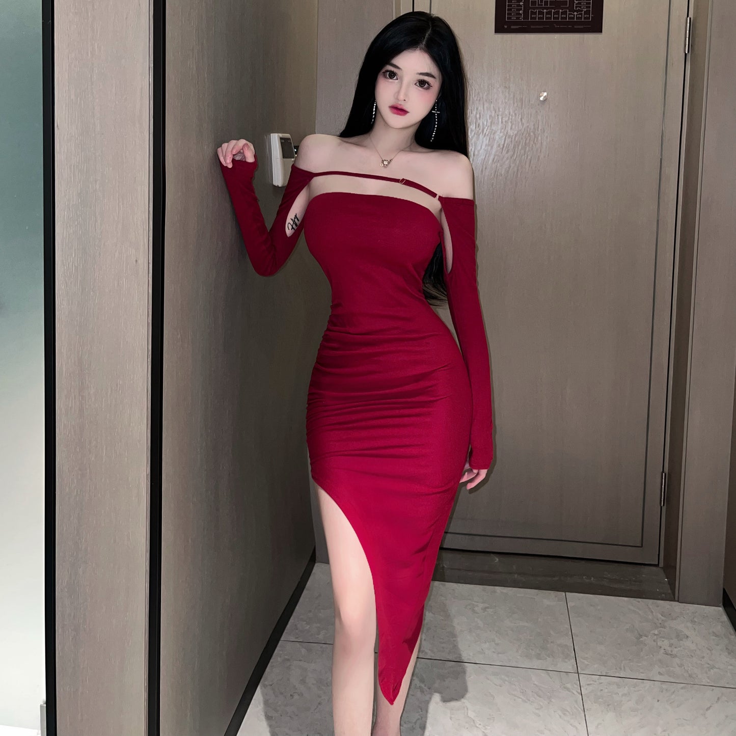 Waist-hugging Pleated Tight-fitting Mid-length Dress